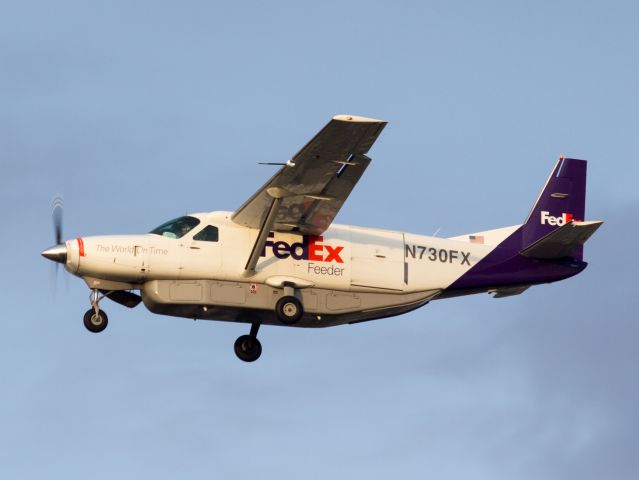 Cessna Caravan (N730FX) - Corporate Air C208 on short final for runway 32