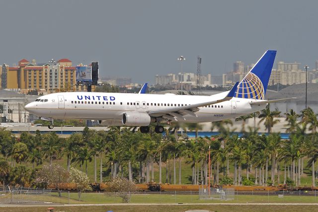 Boeing 737-800 (N18220) - United lettering on the Continentel scheme lands at KFLL 27R on Feb 25, 2011