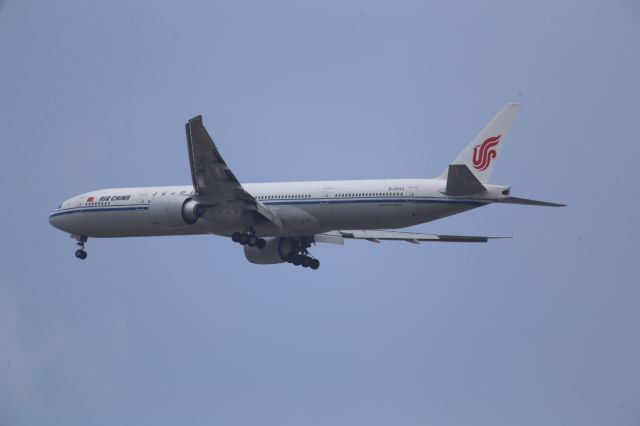 BOEING 777-300ER (B-2045)