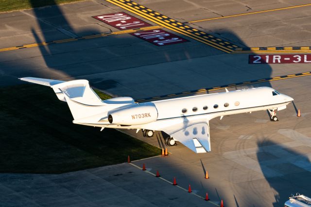 Gulfstream Aerospace Gulfstream V (N703RK) - Beautiful G-V seen from a Cessna 172 at sunset! Check out that shadow!