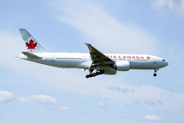 Boeing 777-200 (C-FIUA) - Air Canadas first 777-200LR doing training flights on June 29, 2007 at YOW.  This bird was doing circuits and touch and gos on Rwy 32