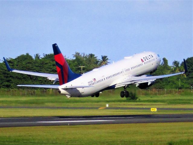 Boeing 737-900 (N810DN)