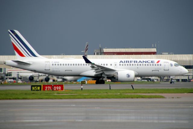 Airbus A220-300 (F-HZUH) - Taxiing to Stand 401 on 12-Apr-23 operating flight AFR1780 from LFPG.