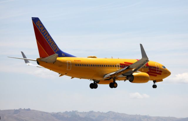 Boeing 737-700 (N781WN) - "New Mexico One" Arrival 12R,  06-05-2015