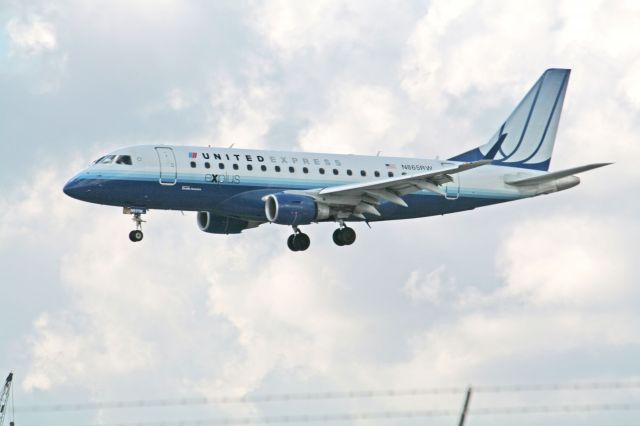 Embraer 170/175 (N865RW)