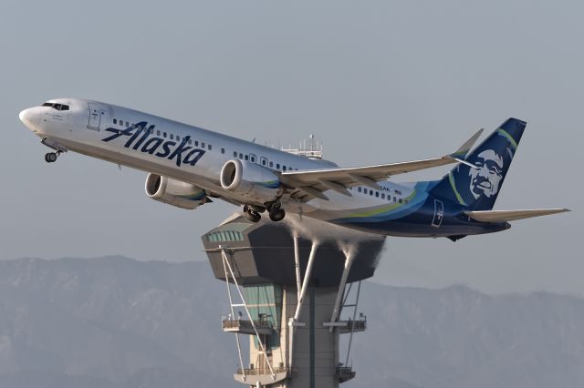 Boeing 737 MAX 9 (N974AK) - 12th August, 2024: Flight AS 1301 headed to Seattle takes off from runway 25R past the iconic control tower at LAX. 