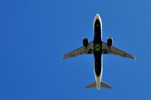 Airbus A320 (PR-YRO) - Final rwy 18 - 27/10/2019