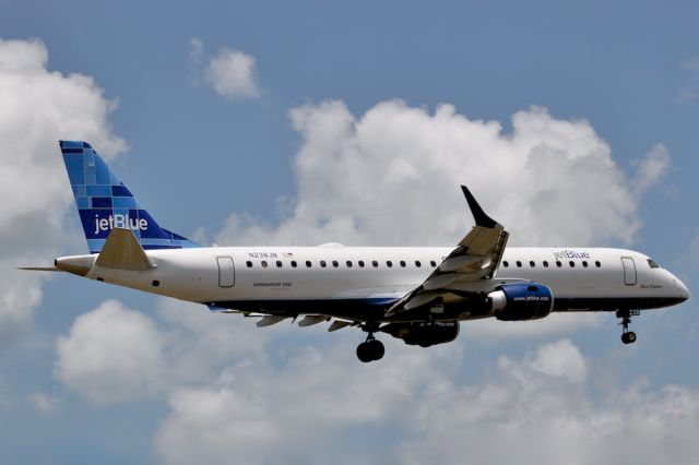 Embraer ERJ-190 (N238JB)