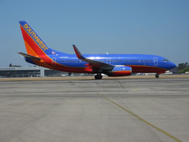 Boeing 737-700 (N404WN) - TAXIING TO GATE AFTER LANDING