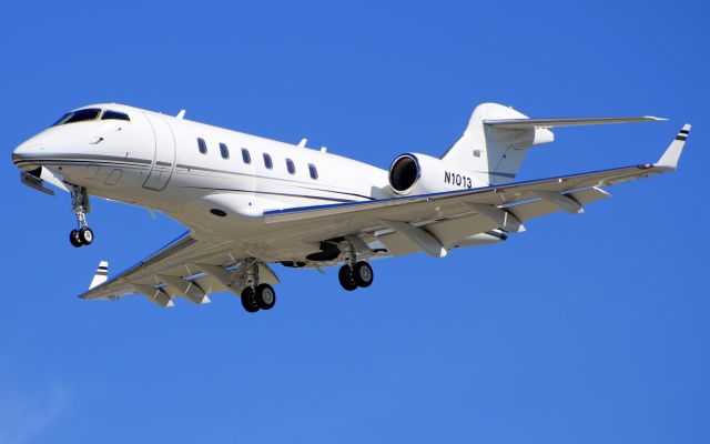 Bombardier Challenger 300 (N1013)