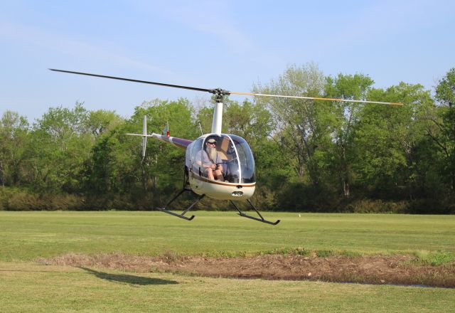 Robinson R-22 (N9078N) - A Robinson R22HP departing Moontown Airport in Brownsboro, AL, during the EAA 190 Breakfast Fly-In - April 15, 2017. 