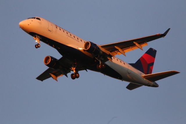 Embraer 170/175 (N619CZ)