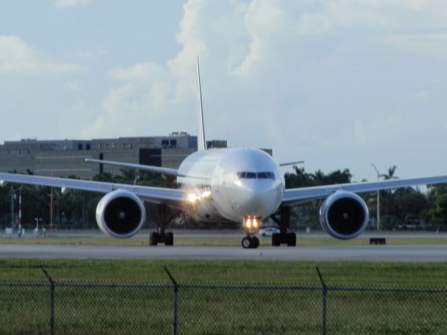 BOEING 777-200LR (N776LA)
