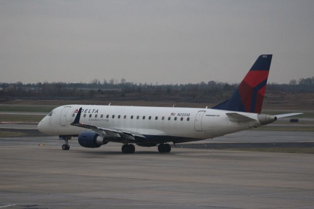 Embraer 175 (N233JQ)
