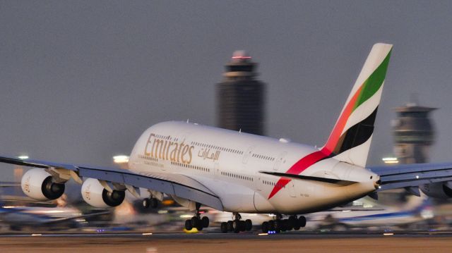 Airbus A380-800 (A6-EEP) - Landing