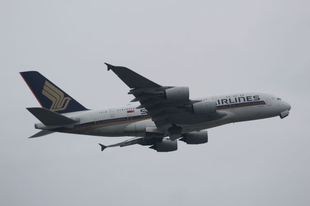 Airbus A380-800 (9V-SKS) - A Singapore Airlines A380-800 taking off from LHR, taking off from ruwnay 09R.br /br /Location: Great South-West Road.br /Date: 18.12.22 (dd/mm/yy).