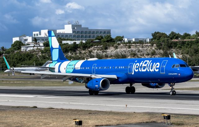 Airbus A321 (N982JB)