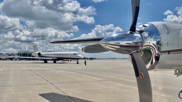 BOMBARDIER BD-700 Global 7500 (N421SZ) - N421SZ taxiing out of the Executive Air FBO, taken from the right seat of N695HT taxiing into the FBO. br /br /This aircraft is a 2020 Bombardier Global 7500, S/N 70062, owned by GEX Leasing. (The aircraft the picture is taken from is a 1982 Gulfstream JetProp Commander 1000). 7/12/22. 