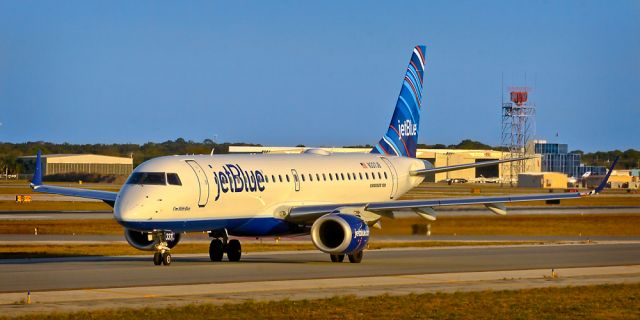 Embraer ERJ-190 (N337JB)