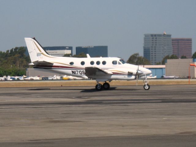 Beechcraft Super King Air 200 (N170S) - Taxiing at Santa Ana