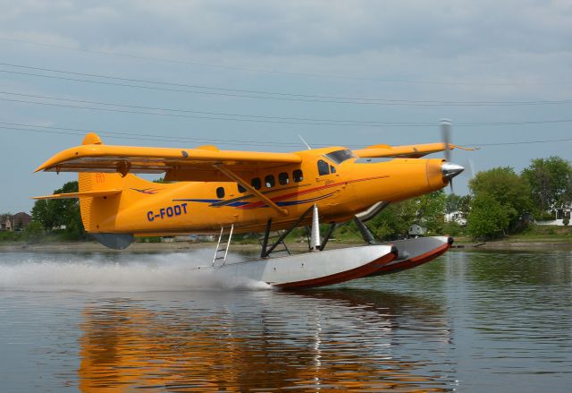 De Havilland Canada DHC-3 Otter (C-FODT) - back on float for the summer.