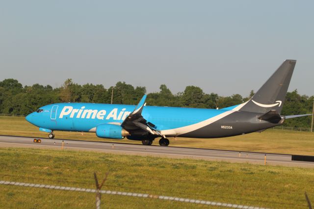Boeing 737-800 (N5233A)