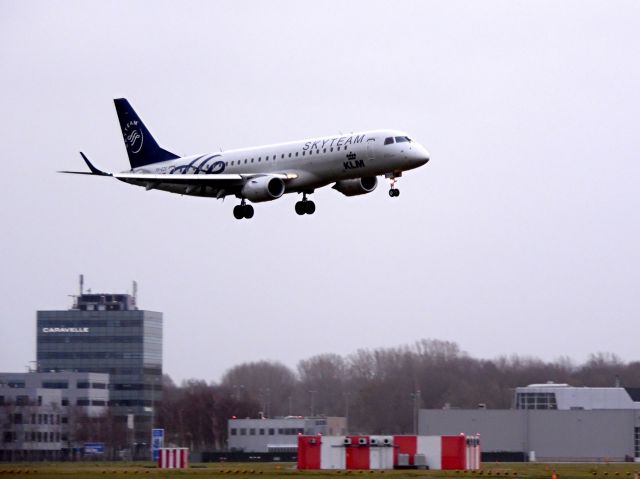 Embraer ERJ-190 (PH-EZX)