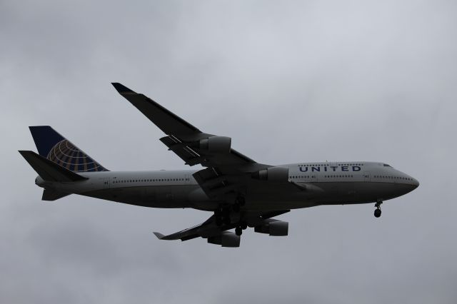 Boeing 747-400 (N179UA) - UAL882 landing on 28C from Narita.