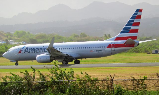 Boeing 737-800 (N829NN)