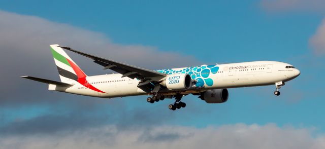 Boeing 777-200 (A6-EPZ) - emirates 777 landing on runway 16