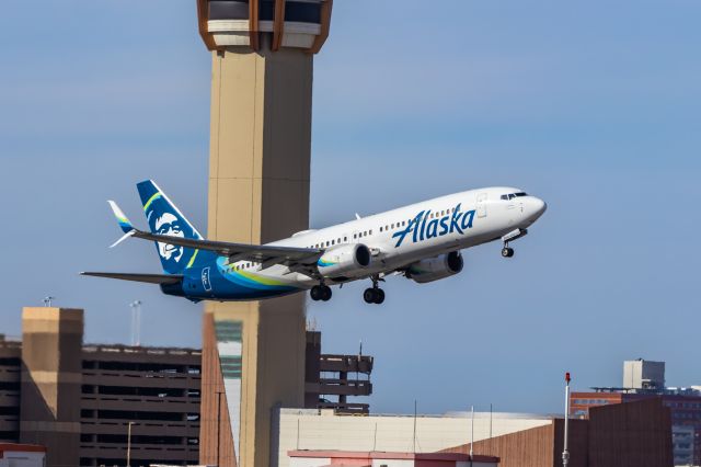 Boeing 737-800 (N568AS) - Alaska Airlines 737-900 taking off from PHX on 11/22/22. Taken with a Canon 850D and Tamron 70-200 G2 lens.