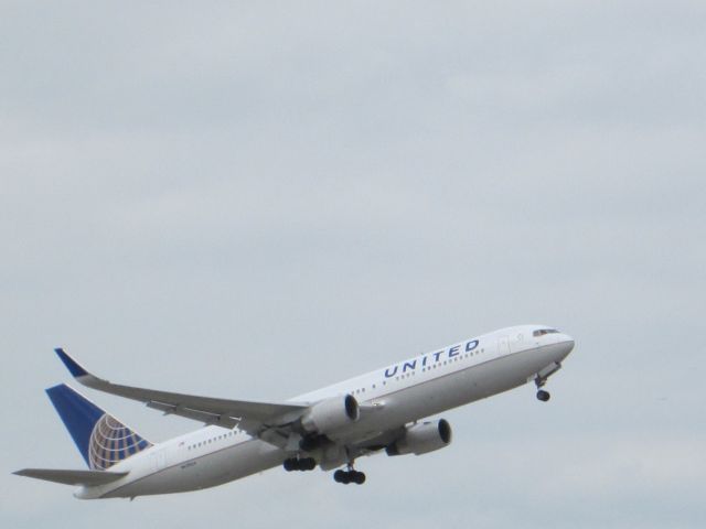 BOEING 767-300 (N670UA)