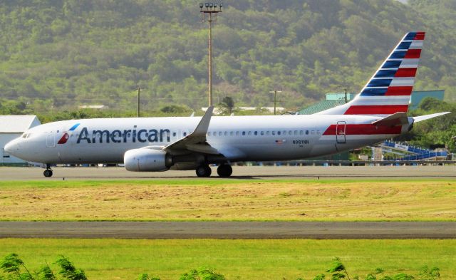 Boeing 737-800 (N981NN)