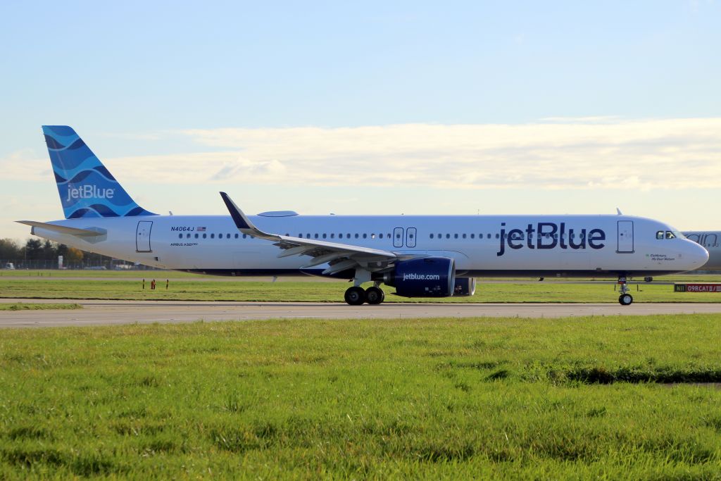 Airbus A321neo (N4064J) - Taxiing to depart rwy 09R on 6-Dec-22 operating flight JBU1621 to KBOS.