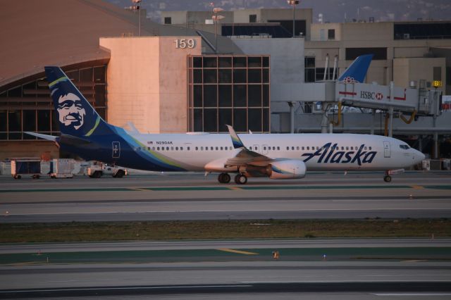 Boeing 737-900 (N290AK)