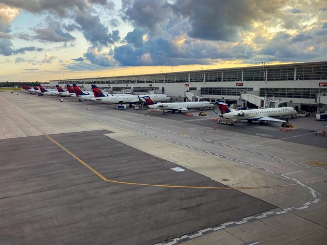 — — - Beautiful calm evening in DTW in August 4, 2020. Tails include a CRJ-900, A321, 737-900ER, A319, and A220. 