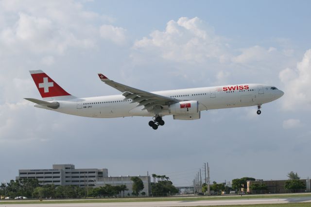 Airbus A330-300 (HB-JHJ)