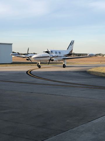 Piper Navajo (N827LP)