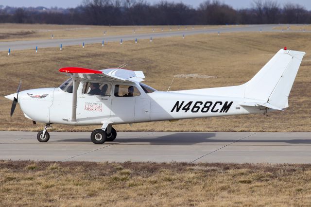 Cessna Skyhawk (N468CM) - 468 taxiing out for a training flight. 