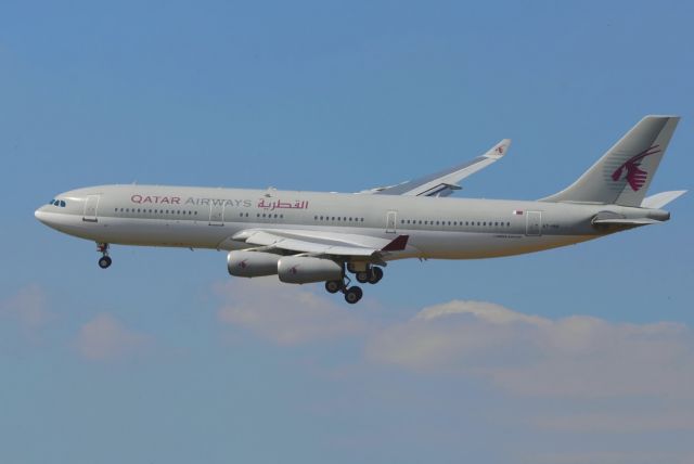 Airbus A340-200 (A7-HHK) - 25/04/2013br /Landing 25