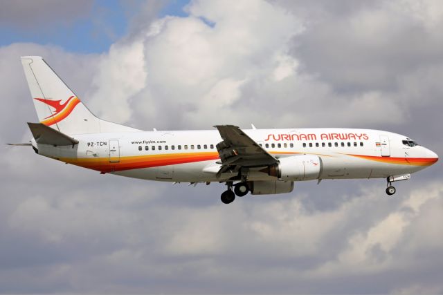 BOEING 737-300 (PZ-TCN) - Surinam Airways 737-36N landing Hato Airport