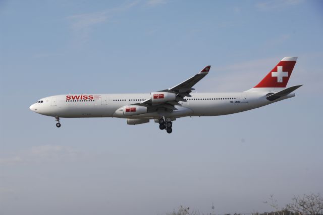 Airbus A340-300 (HB-JMM) - Final Approach to Narita Intl Airport R/W16L on 2009/12/31