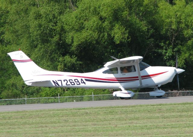 Cessna Skylane (N72694) - Starting to roll for take off on runway 14 at Downtown Shreveport.