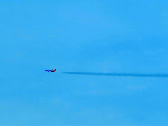 Boeing 737-700 — - Southwest overtaking 2,000ft below southbound.