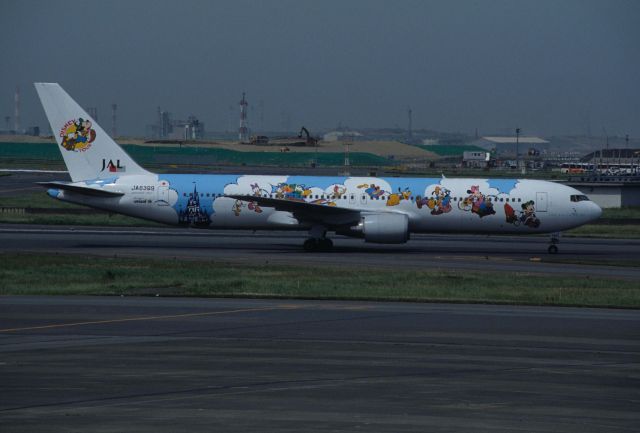 BOEING 767-300 (JA8399) - Taxing at Tokyo-Haneda Intl Airport on 1995/05/10 " JAL Resort Express c/s "