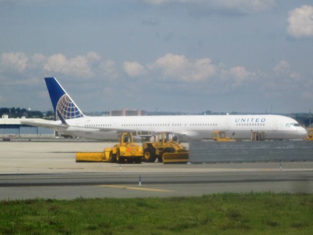 BOEING 757-300 (N57870) - 757-300 at Newark Liberty Intl (KEWR) - 2013