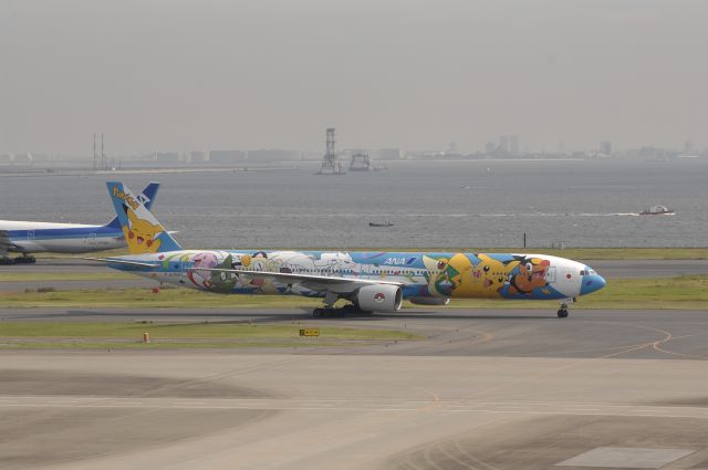 BOEING 777-300 (JA752A) - Taxi at HND Airport on 2011/09/28 Pokemon c/s