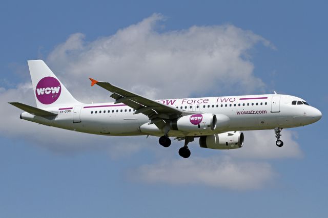 Airbus A320 (LY-COS)