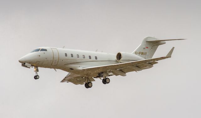 Bombardier Challenger 300 (C-FWUT) - Chartright Air