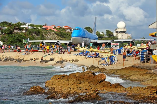 Boeing 747-400 (PH-BFB) - Incroyable Maho Beach. Effervescence à lapproche du 747-400 de KLM.